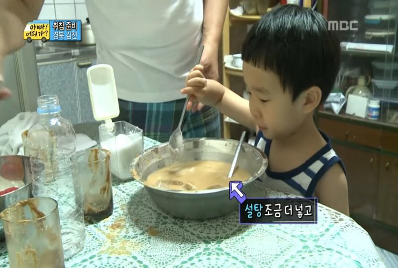 食卓でミスカルの粉を水で作っている様子