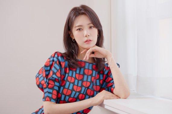 AFTERSCHOOL出身のリジとして知られる元アイドル歌手であり、現在女優として活躍しているパク・スヨン。背景には白いカーテンと明るい空間の中で、それぞれのファッションスタイルを披露している様子。