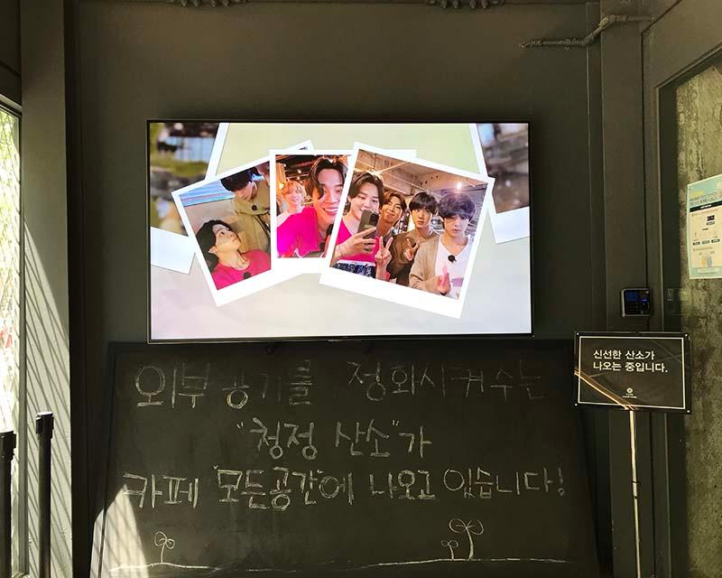 BTSが訪れたカフェ「CAFE CAMPTONG」の内部、黒板にメッセージが書かれている