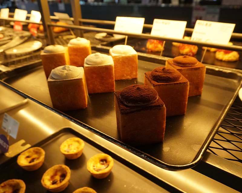 「CAFE CAMPTONG」のデザートカウンターに並んだ様々なスイーツ