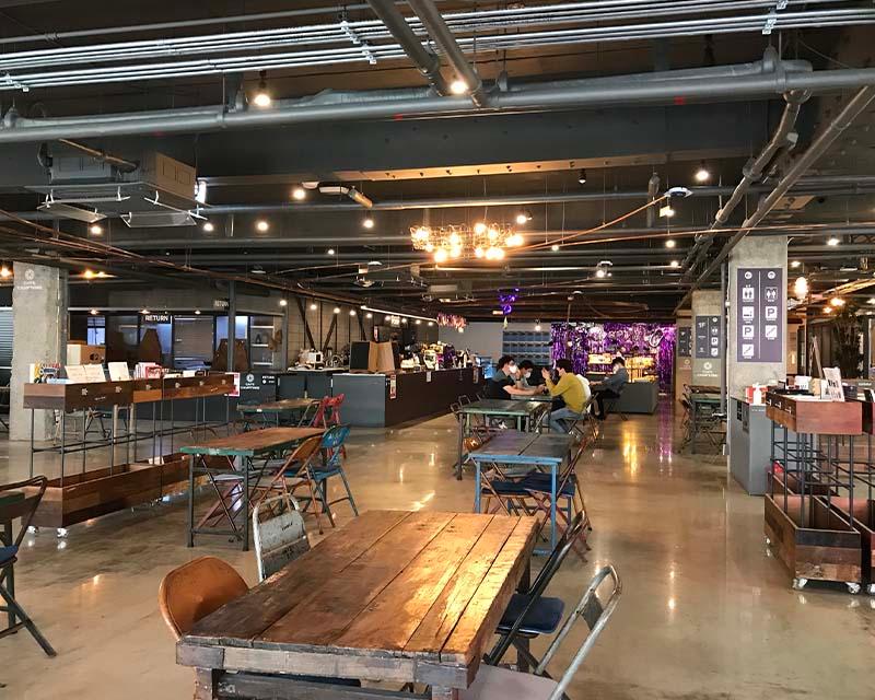 広々とした「CAFE CAMPTONG」店内の様子、沢山のテーブルが並んでいる