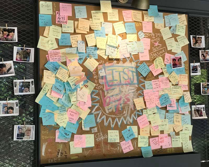 「CAFE CAMPTONG」店内の掲示板に貼られたARMYのメモやメッセージ