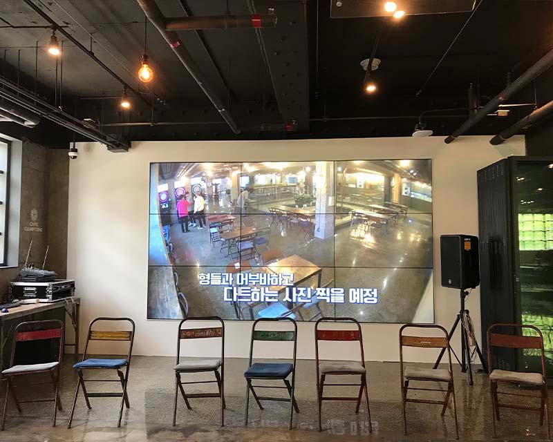 「CAFE CAMPTONG」2階の個別ルーム、静かな読書と勉強ができるスペース