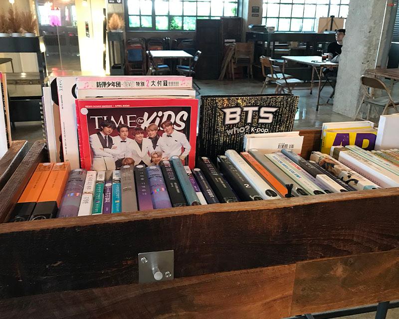 「CAFE CAMPTONG」のフォトスポット、ピンクのカーテンによる装飾が特徴的