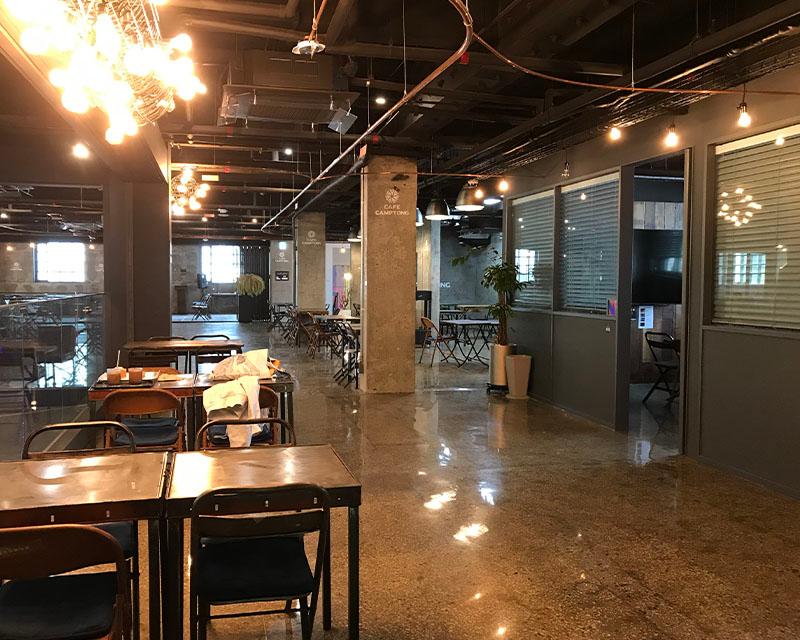 「CAFE CAMPTONG」2階の広々としたスペースに設けられた座席エリア