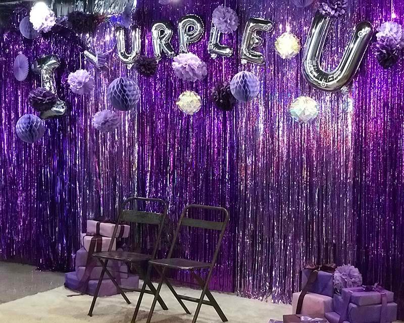 「CAFE CAMPTONG」店内にあるARMY向けのフォトゾーン『I PURPLE U』ディスプレイ