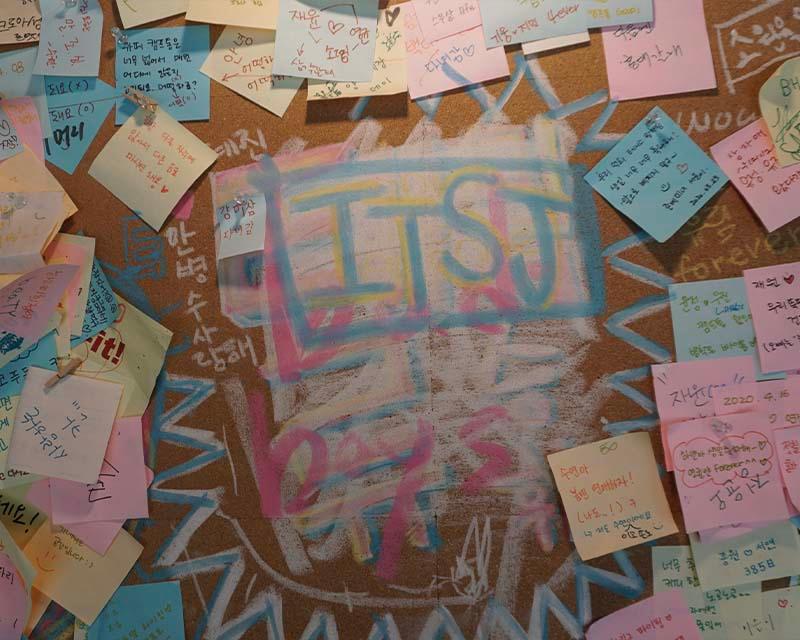 「CAFE CAMPTONG」の掲示板でARMYがメモを残している様子