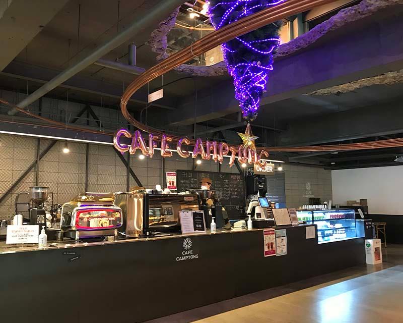 「CAFE CAMPTONG」のカウンター前にある特別な逆さまのツリーのインテリア