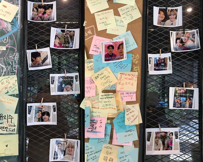 「CAFE CAMPTONG」での訪問者のメッセージが貼られた掲示板の一部