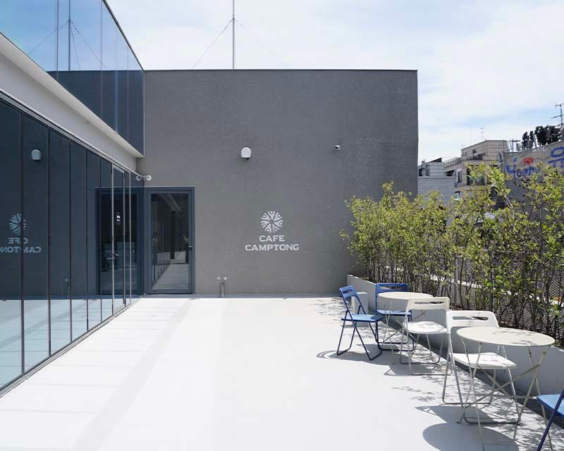 「CAFE CAMPTONG」屋上のテラス、快適な空間が広がっている