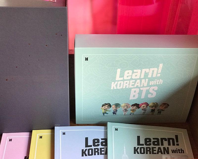 「CAFE CAMPTONG」の店内、BTSのグッズを中心とした棚が並んでいる