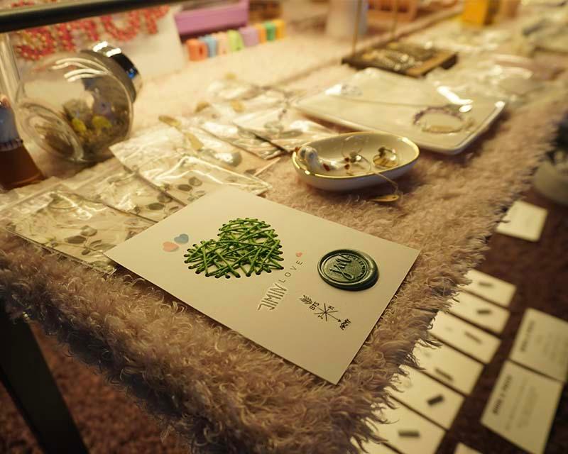 「CAFE CAMPTONG」の商品棚に置かれたBTSのオフィシャルグッズ