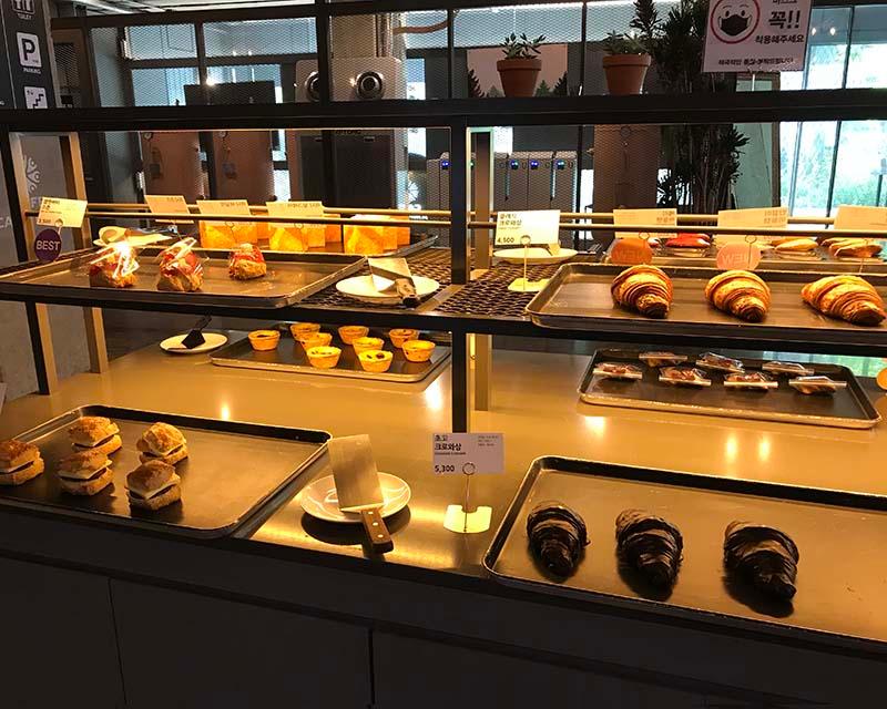 「CAFE CAMPTONG」で販売されている美しいデザートの数々