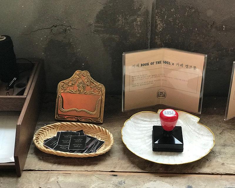 シンプルなインテリアが特徴の「CAFE CAMPTONG」の訪問者向けスタンプ台