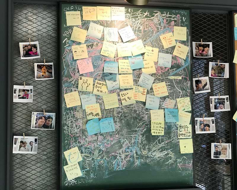 「CAFE CAMPTONG」の掲示板に多数のカラフルなメモが貼られている様子