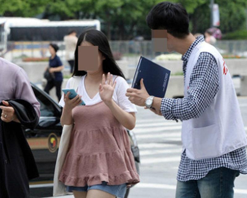 โมเมนต์ถูกชวนบริจาคหรือติดสติ๊กเกอร์ในเกาหลี