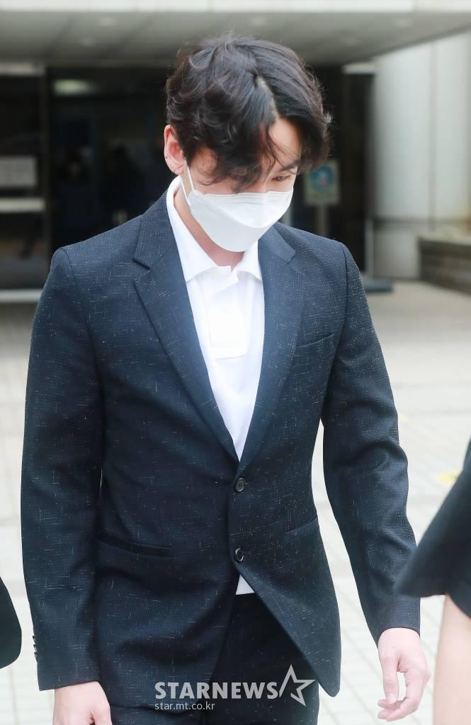 서울중앙지방법원에서 2차 공판을 마치고 법정을 나서는 BTOB 전 멤버 정일훈의 전신 사진. ©스타뉴스