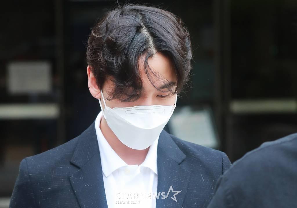 서울중앙지방법원에서 2차 공판을 마치고 법정을 나서는 BTOB 전 멤버 정일훈. ©스타뉴스