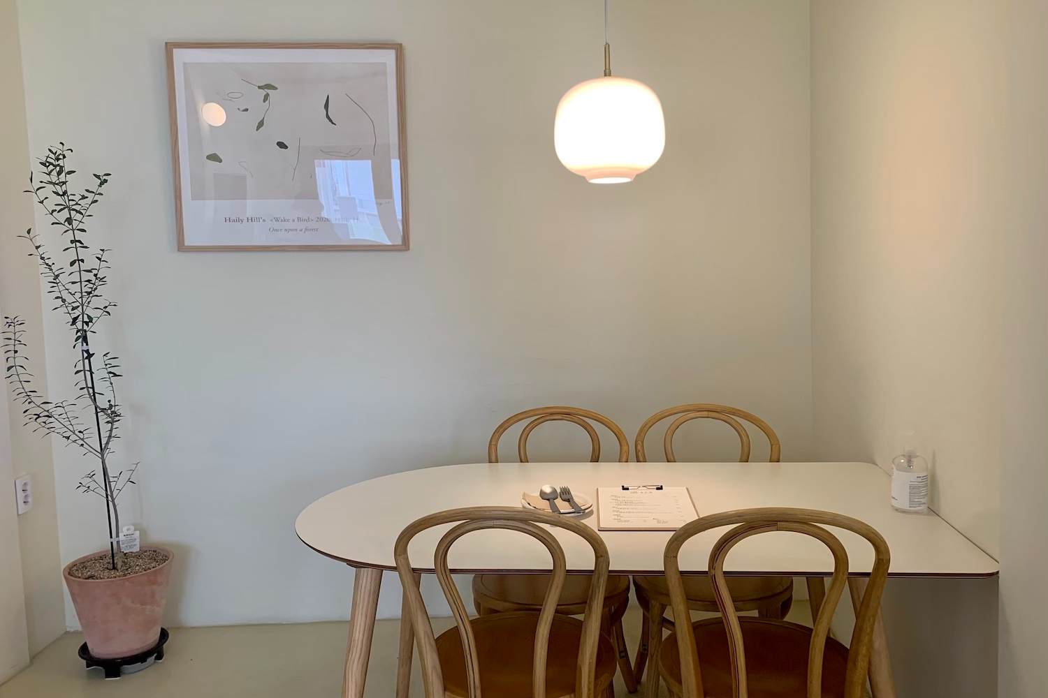 wooden seats next to a plant at Sum-Eunjib Daegu