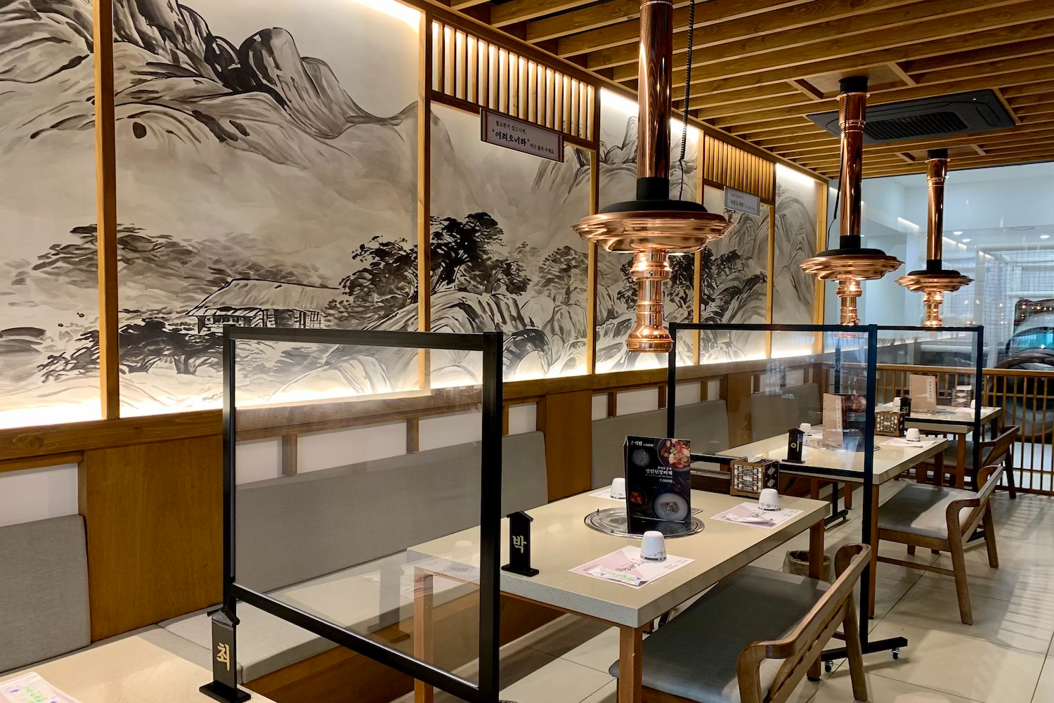 Yangban Galbi Daegu interior seats and tables