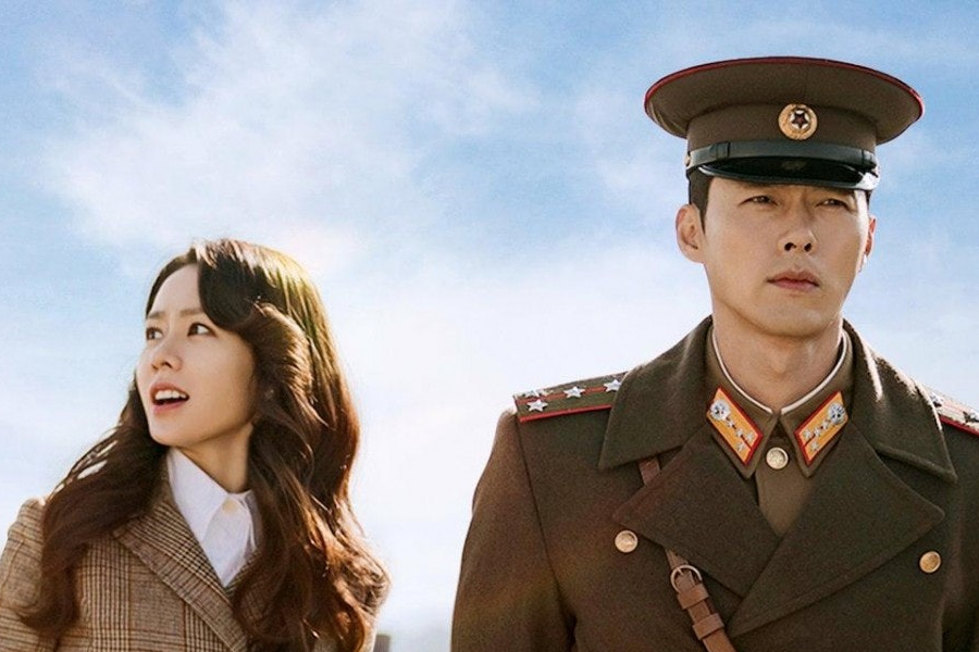 韓劇《愛的迫降》中的浪漫場景，顯示了戀人們如何克服時代和地域的限制鞏固感情。