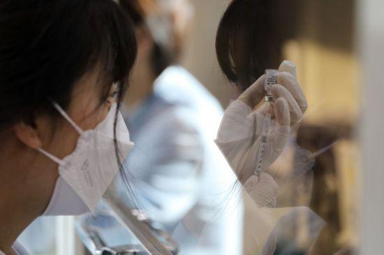 医療従事者がワクチン接種の準備をしている様子