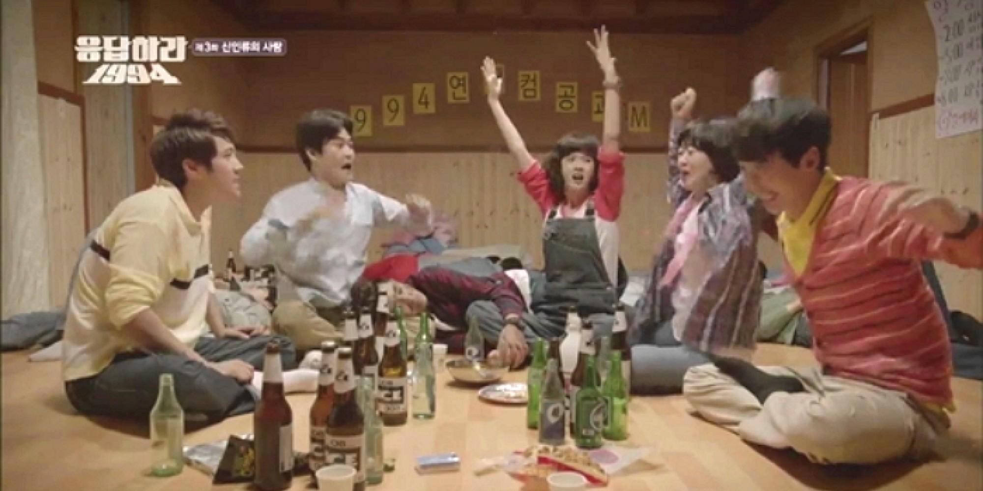 韓劇應答1988的劇照，幾位年輕人圍坐在一起飲酒嬉鬧，場面活力盎然，顯示了現代韓國人的興。