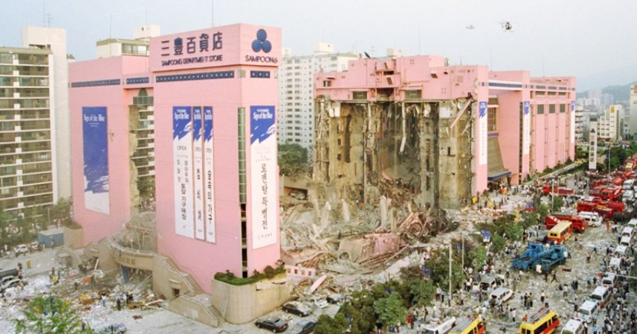 Collasso del magazzino Sampoong in Corea del Sud, immagine storica che mostra l'edificio parzialmente crollato e le operazioni di soccorso in corso. Un evento tragico che ha portato a una revisione delle norme di sicurezza edilizia in Corea, sottolineando l'importanza della sicurezza nelle costruzioni.
