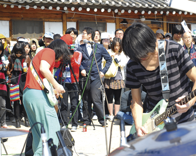 充满艺术气息街头音乐会，观众汇聚一堂