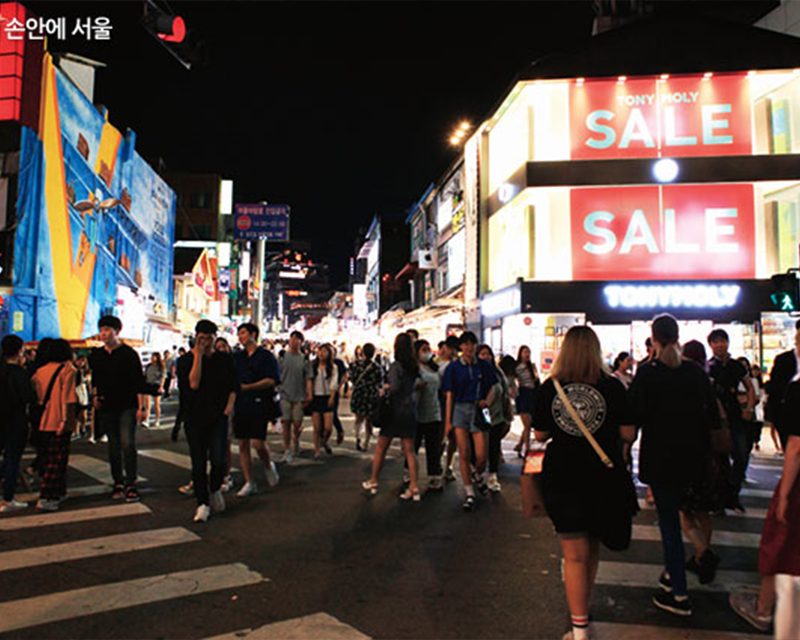 热闹的弘大步行街，夜市摊位琳琅满目