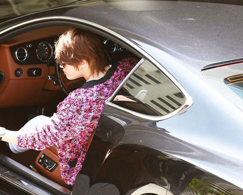 คิมแจจุงกำลังขึ้นรถยนต์คลาสสิกหรู