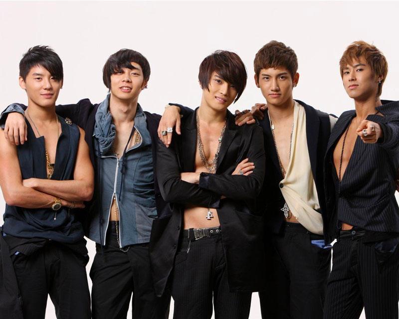 อดีตสมาชิกวงดงบังชินกีในรูปกลุ่ม