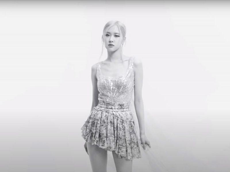 Blackpink Rosé  mặc váy của nhà thiết kế công trí