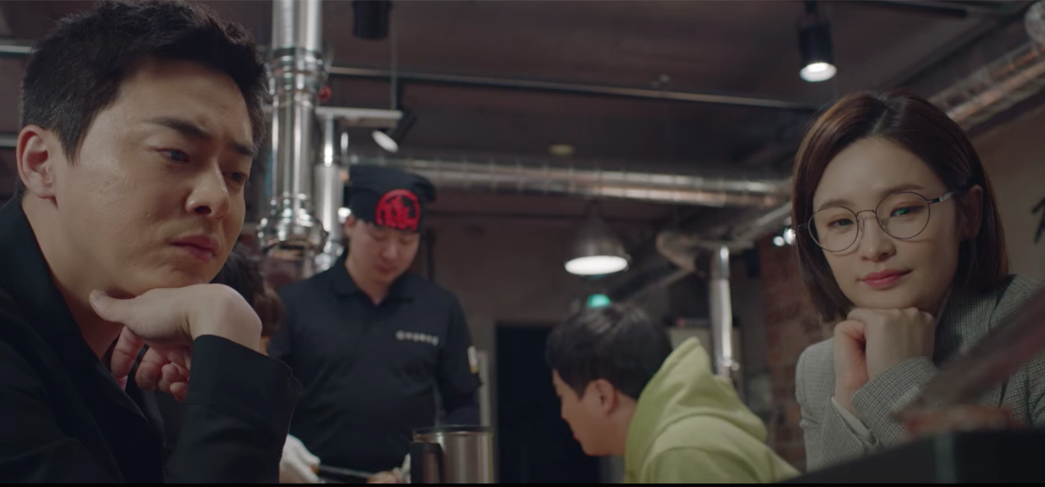 河南烤肉店店員正在烤肉