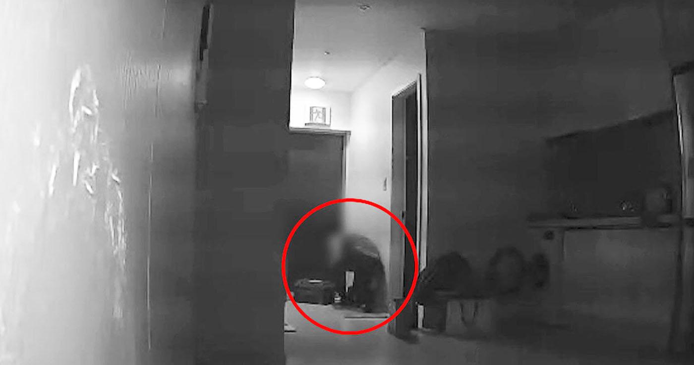 กล้อง CCTV จับภาพชายที่แอบเข้าห้องหญิงที่ไม่รู้จัก