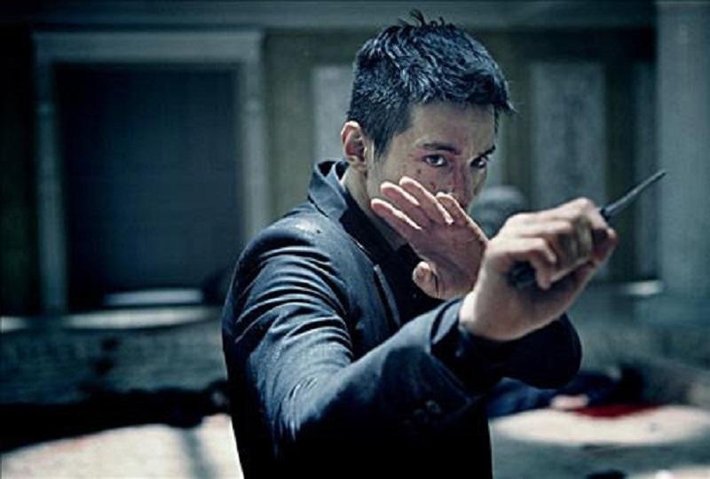 Personaggio principale in The Man from Nowhere con il coltello in mano