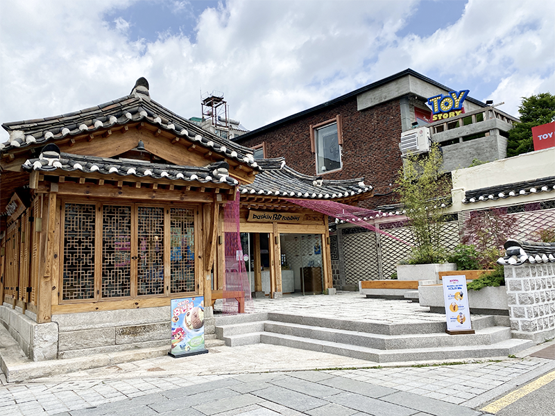 Baskin Robbins branch set in a traditional Korean Hanok building with a modern exterior, showcasing a blend of cultural and contemporary elements in Seoul.