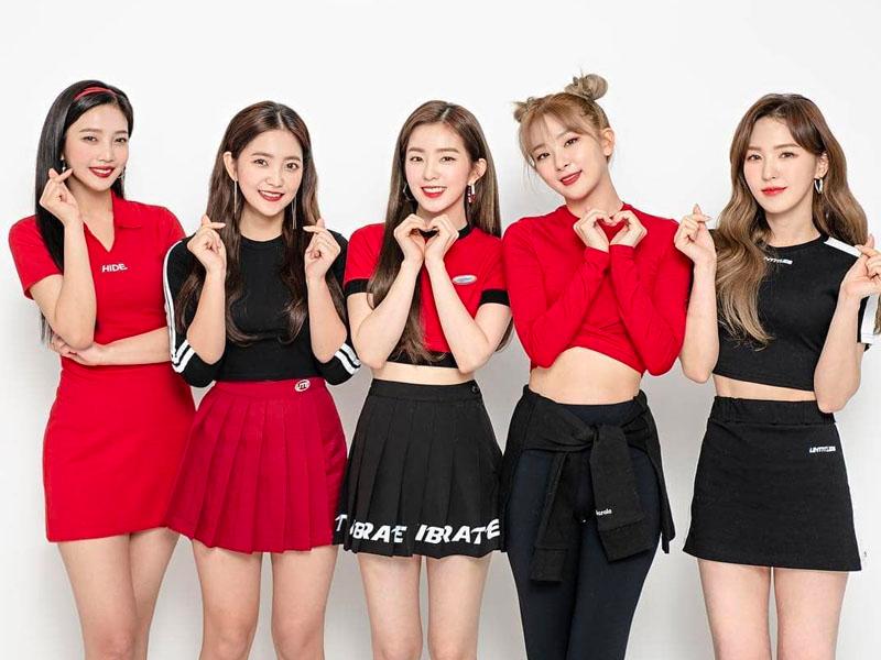 Red Velvet วงเกิร์ลกรุ๊ปสุดฮิตจากเกาหลี ใส่ชุดสีดำและสีแดง โพสต์ท่าถ่ายภาพบนเวที
