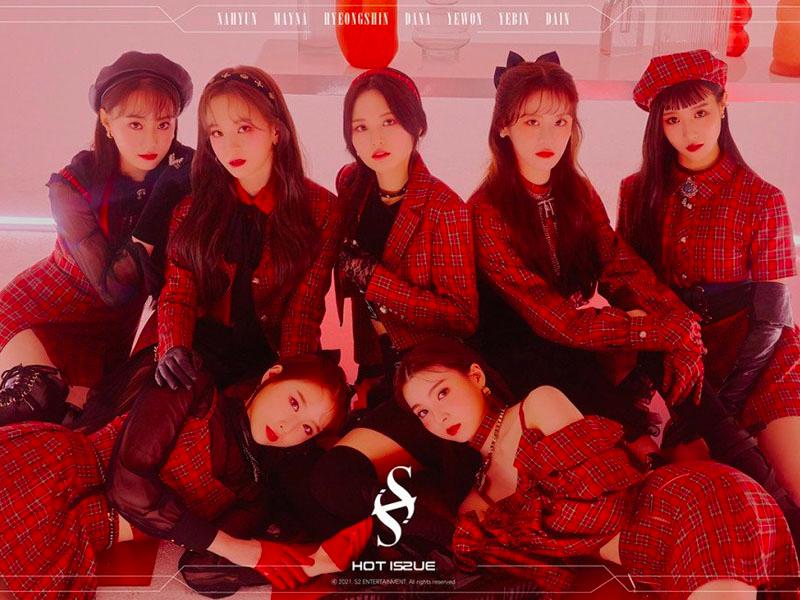 HOT ISSUE เกิร์ลกรุ๊ปจากเกาหลีในชุดแดงลายสก็อต โพสต์ท่าทางที่มีสไตล์หน้าเวที