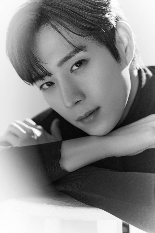 学校2021の撮影に臨む俳優キム·ヨンデ、モノクローム写真