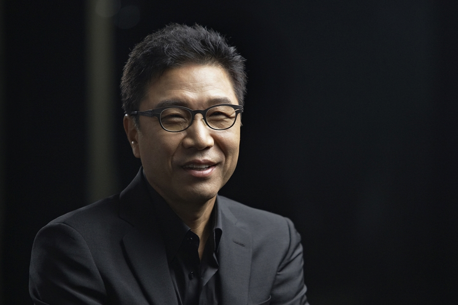 SM娛樂公司的品牌標示和企業建築外觀，展現其形象設計。