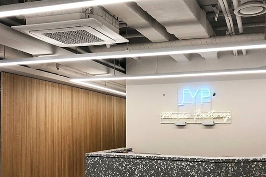 JYP營銷工廠內部設計，展示了公司現代工作環境中的設計特色。