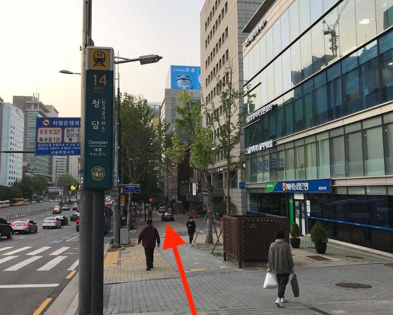 清潭駅14番出口からまっすぐ進む道の風景、クレアトリップで紹介された清潭洞レストランへのアクセス方法画像