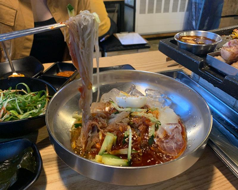 mì lạnh trộn cay của nhà hàng DONJUDA Hàn Quốc