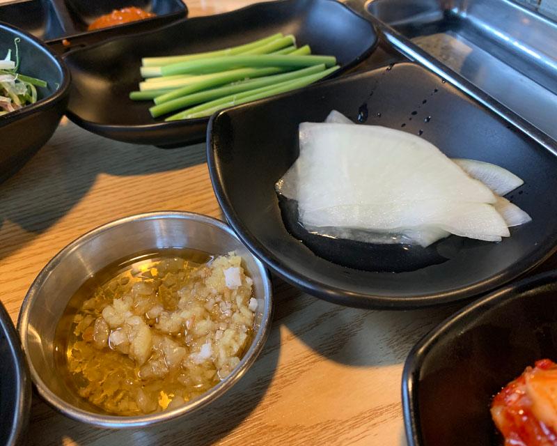 nước chấm được phục vụ trong nhà hàng DONJUDA Hàn Quốc