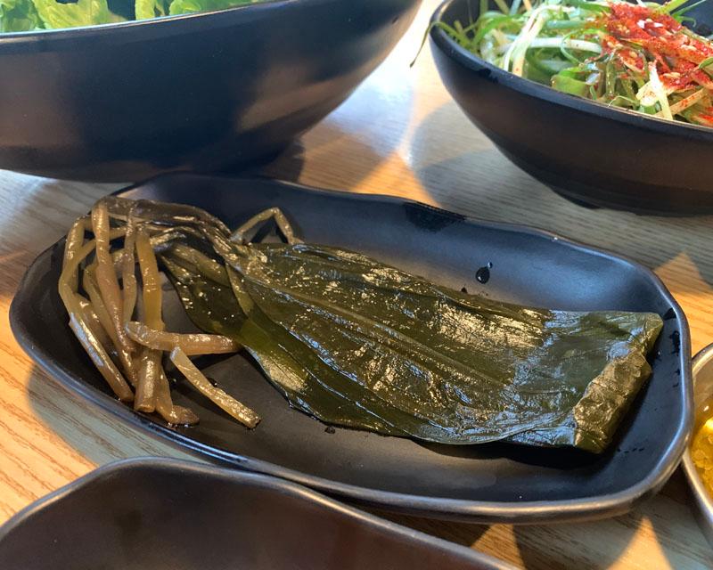 rau tỏi rừng được phục vụ trong nhà hàng DONJUDA Hàn Quốc