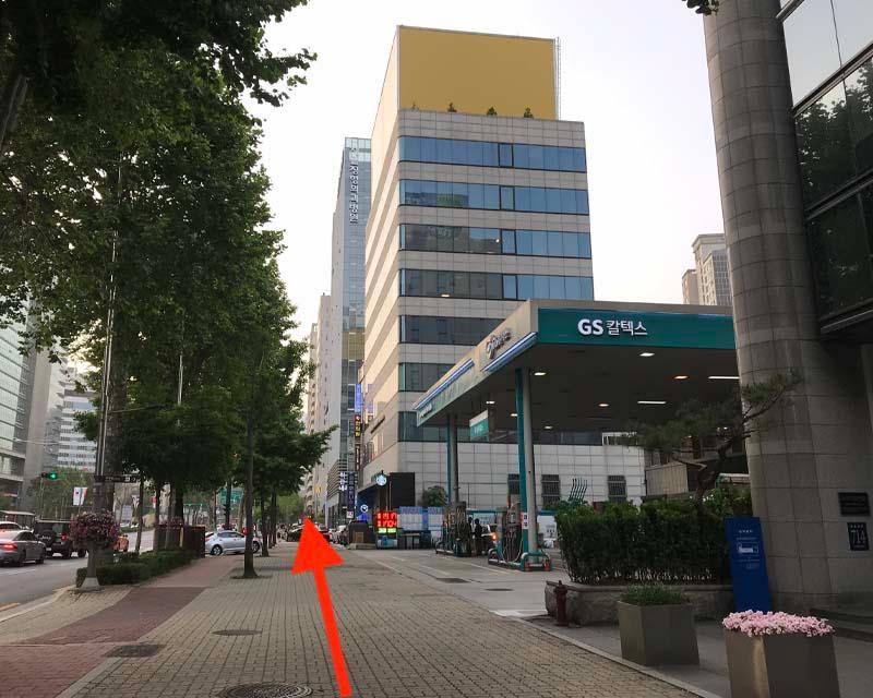 ガソリンスタンドを通り過ぎる清潭洞への歩道の道順写真、韓国旅行での便利なガイド