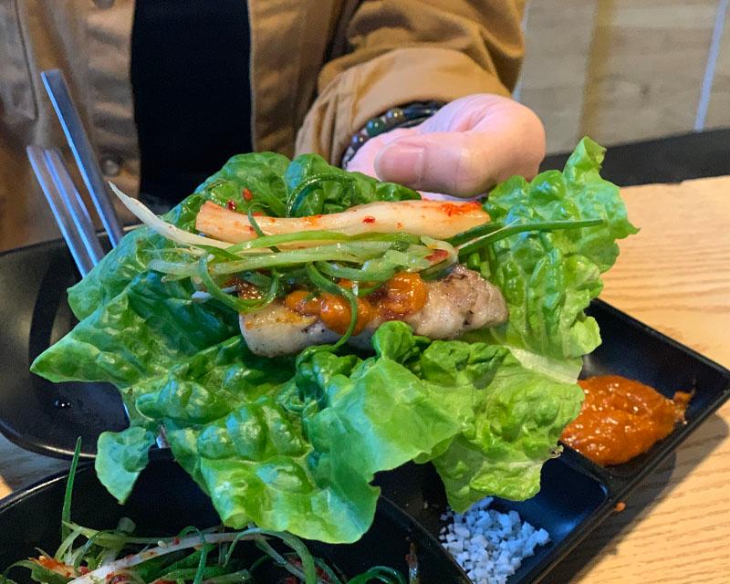 thịt ba chỉ cuốn với rau và nước sốt ăn trong nhà hàng DONJUDA Hàn Quốc