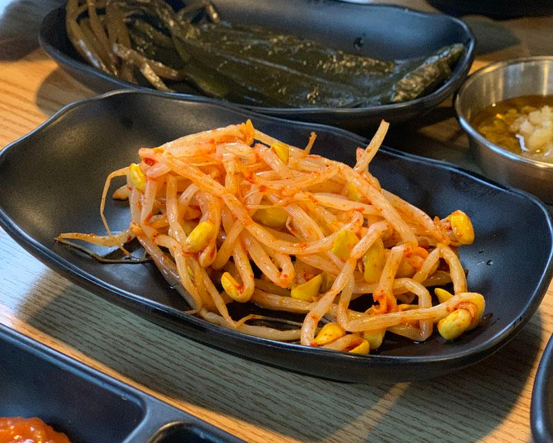 giá đỗ được phục vụ trong nhà hàng DONJUDA Hàn Quốc