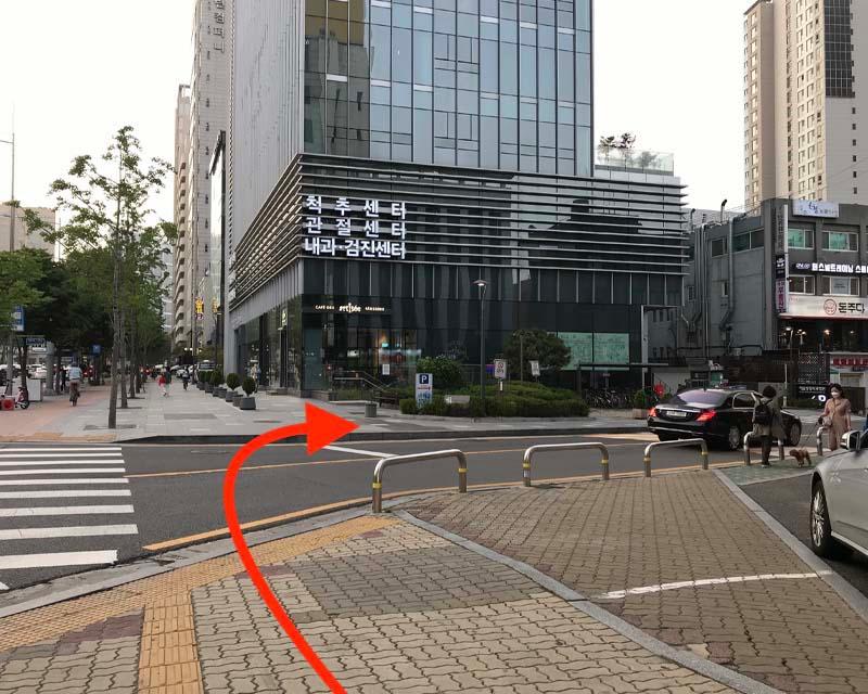 横断歩道を渡って右に曲がる清潭洞の通り、韓国焼肉店DONJUDAへの道案内画像